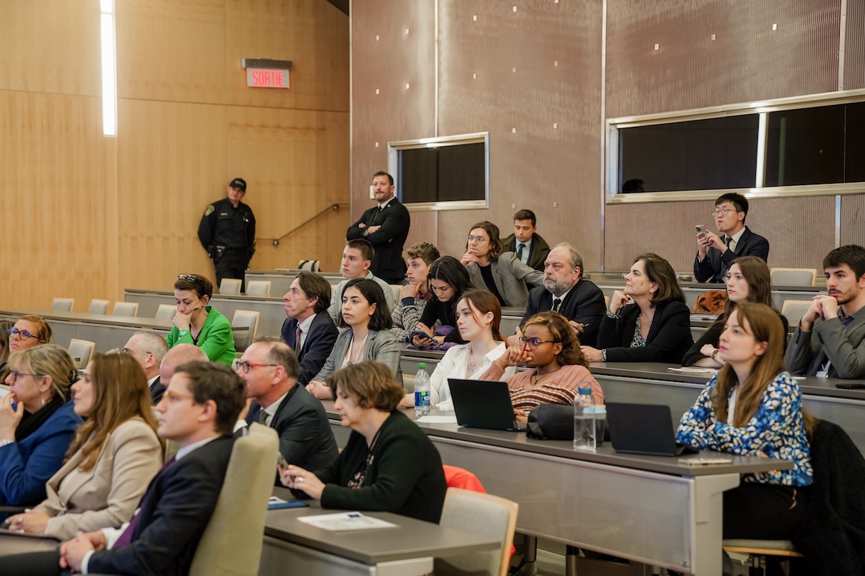 Eric Dupont-Moretti avait préféré s’installer auprès des étudiantes et des étudiants durant les présentations
