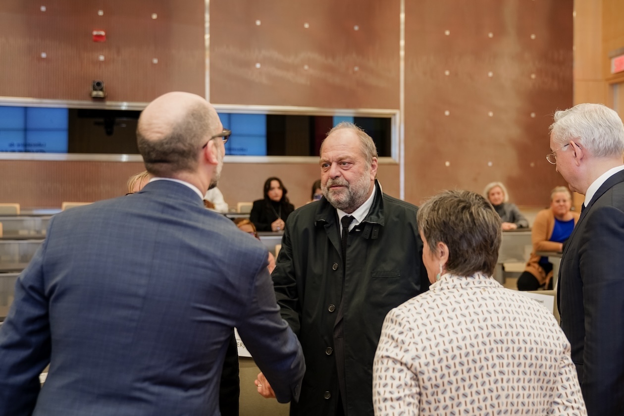 Nicolas Vermeys accueille Eric Dupont-Moretti accompagné de la doyenne de la Faculté de droit, France Houle et leur collègue Karim Benyekhlef