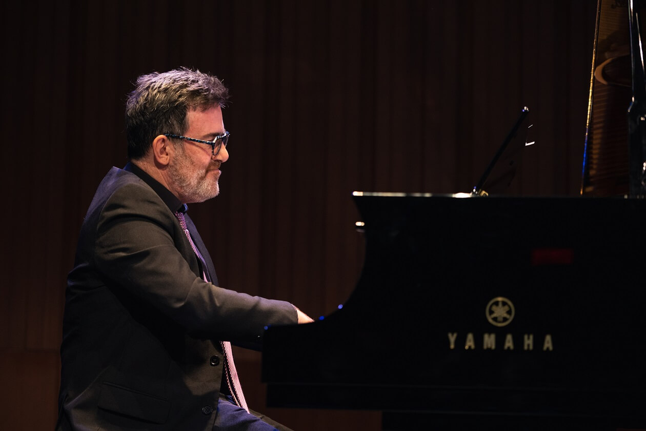 Francis Perron, professeur à la Faculté de musique, accompagne Stéphanie Pothier au piano.