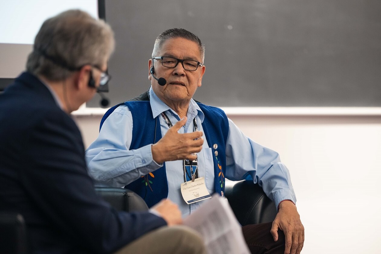Le chef innu Jean-Charles Piétacho en conversation avec Marc Amyot.