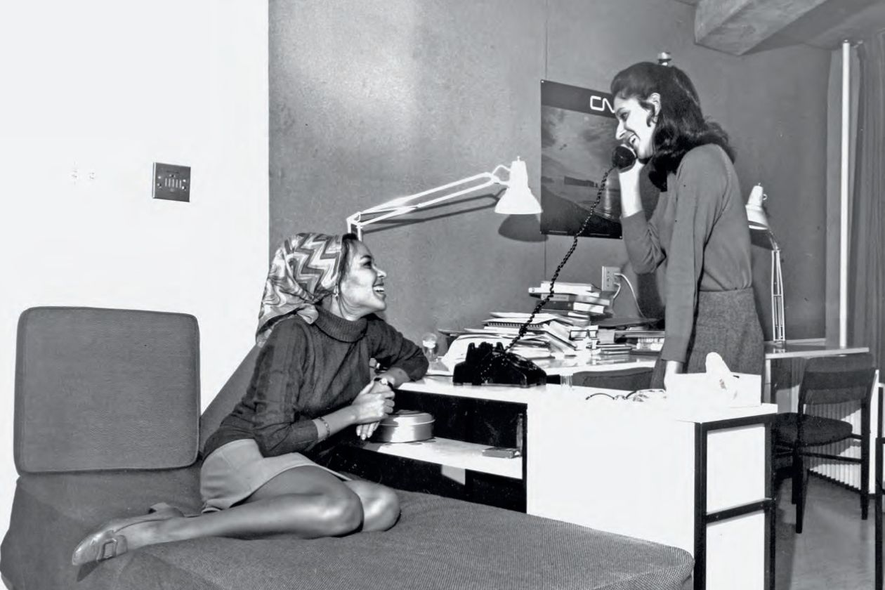 Deux étudiantes discutent dans une chambre de la résidence des filles, le 9 novembre 1968.