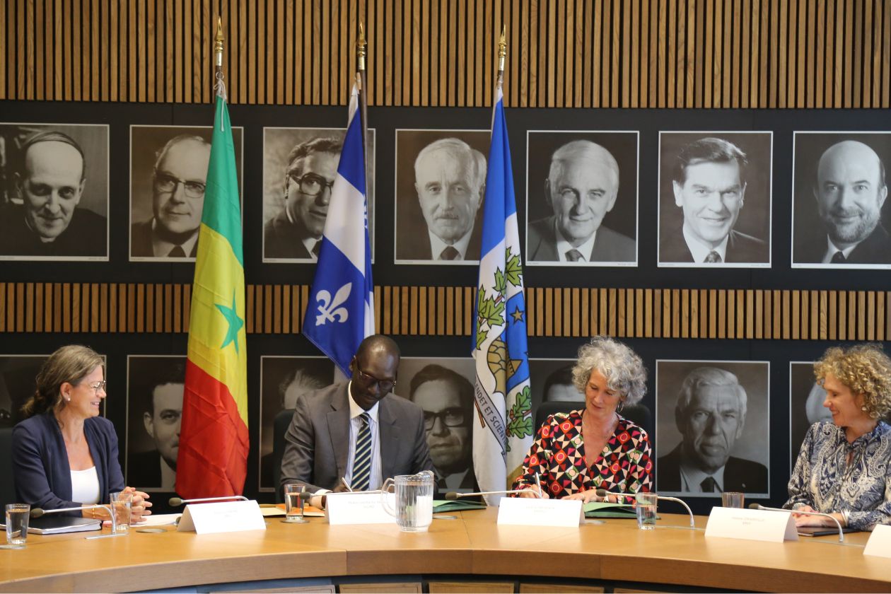 La sous-ministre Karine Dumont (MIFI), le vice-recteur de l’UCAD Mohamed Bachir Niang, la vice-rectrice Valérie Amiraux, et la sous-ministre adjointe Hélène Drainvile (MRIF) 