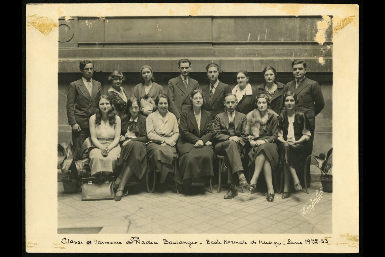 Classe de Nadia Boulanger à l’École normale de musique de Paris. Maryvonne Kendergi est assise dans la première rangée à gauche, 1932. 1 photographie: épreuve n&b annotée.