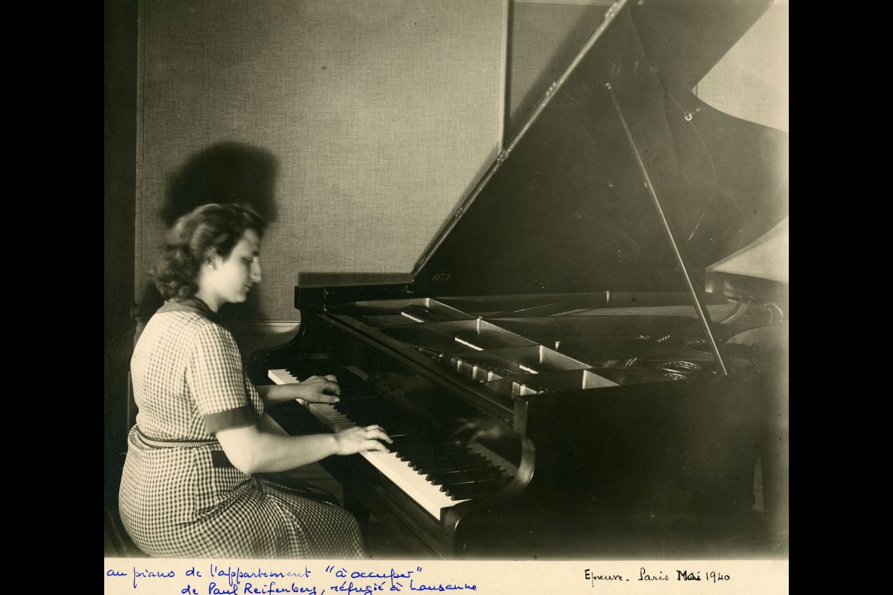 Maryvonne Kendergi au piano de l’appartement parisien de Paul Reifenberg, alors réfugié à Lausanne, 1940. 1 photographie: épreuve n&b annotée.  
