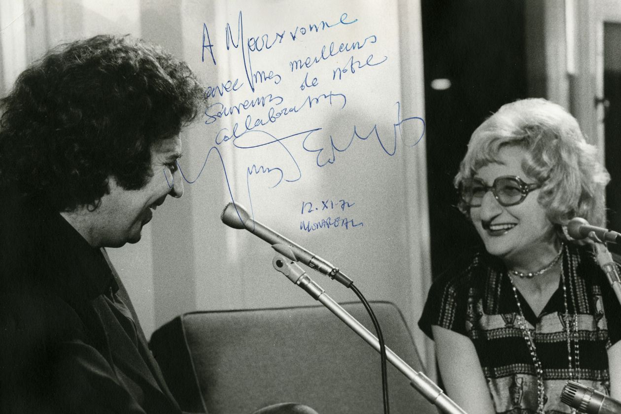 Maryvonne Kendergi avec Míkis Theodorákis lors d’un Musialogue à l’Université de Montréal, 1972. 1 photographie: épreuve n&b annotée.