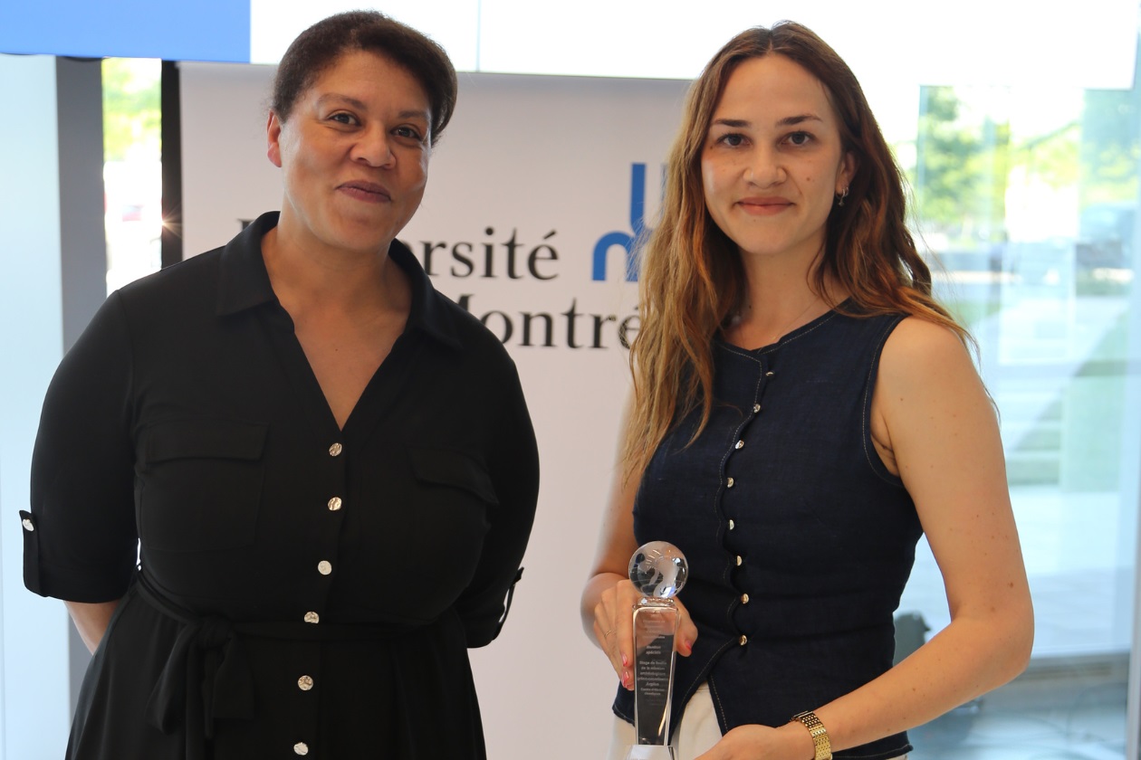 Virginie Allard-Caméus et Laure-Sarah Ethier-Boutet, représentante du projet de Jacques Perreault, prix Mention spéciale de l’équipe d’UdeM international