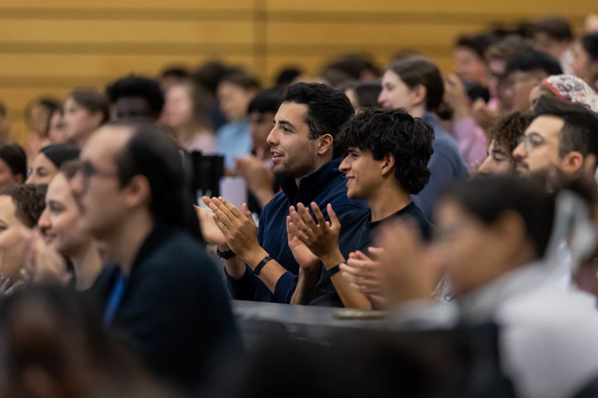 La nouvelle cohorte de la Faculté de droit qui compte près de 400 étudiants et étudiantes.