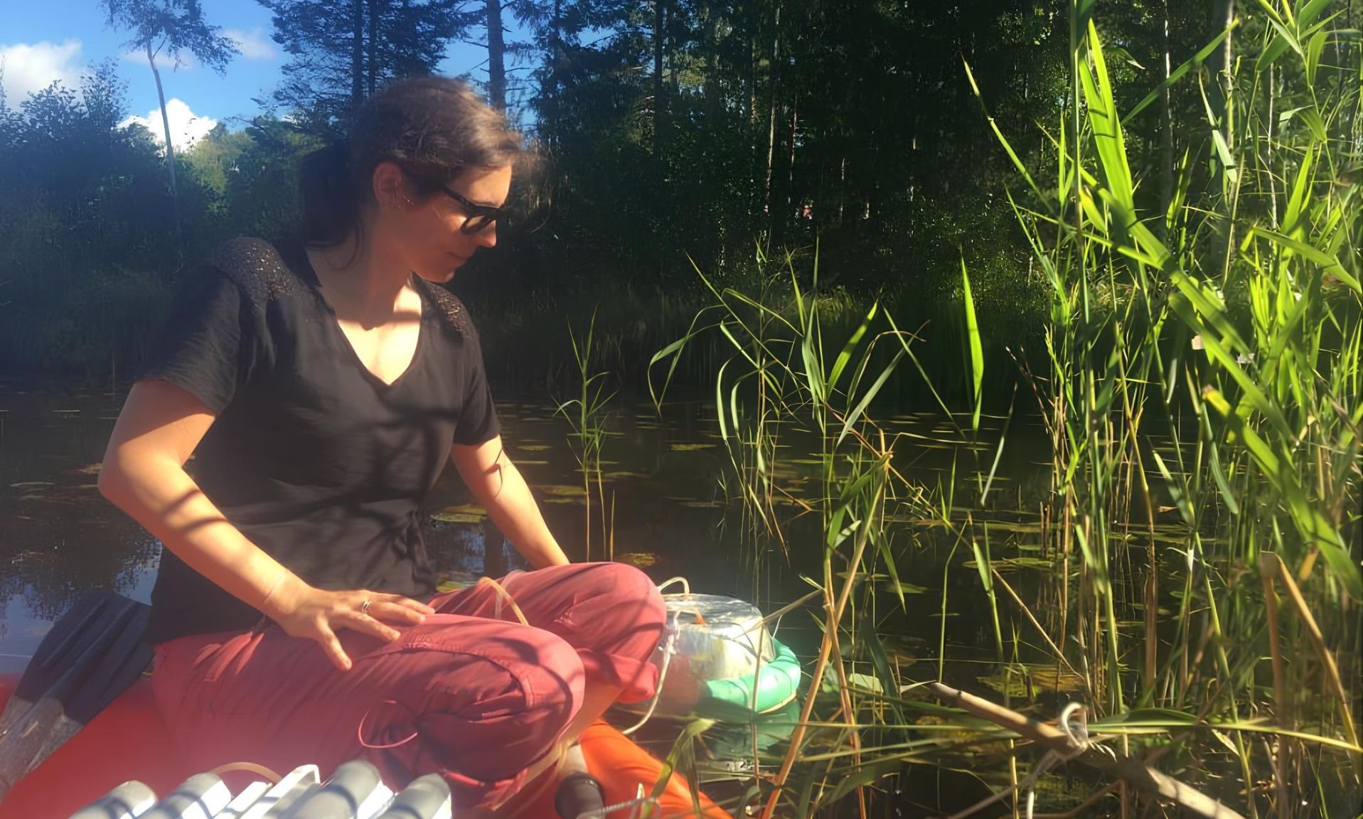 Charlotte Grasset, chercheuse à l'Université d'Uppsala et première auteure, lors d'un échantillonnage dans la zone littorale du lac Strandsjön, en Suède.