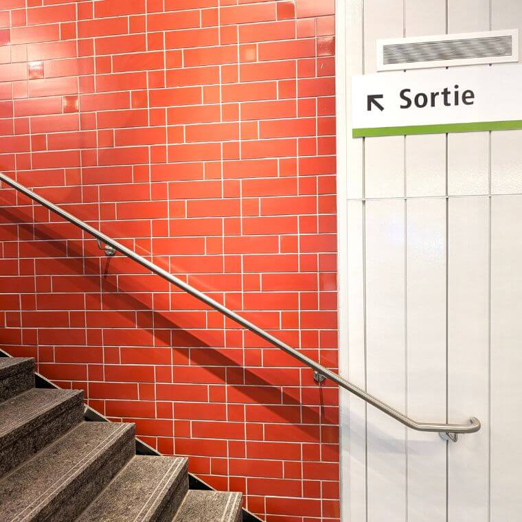La brique rouge à la station Édouard-Montpetit