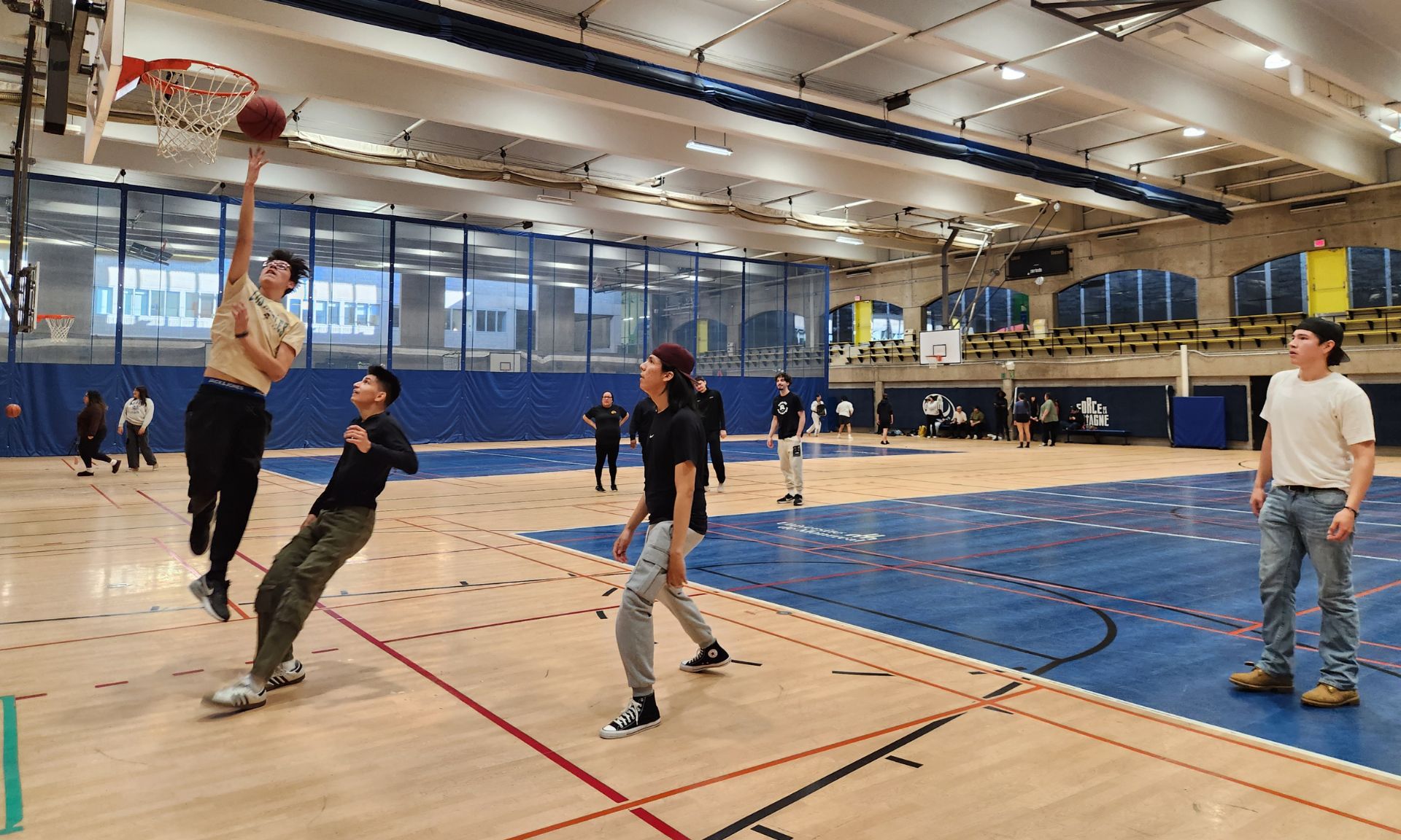 Les jeunes de Wemotaci durant l'activité de basketball.