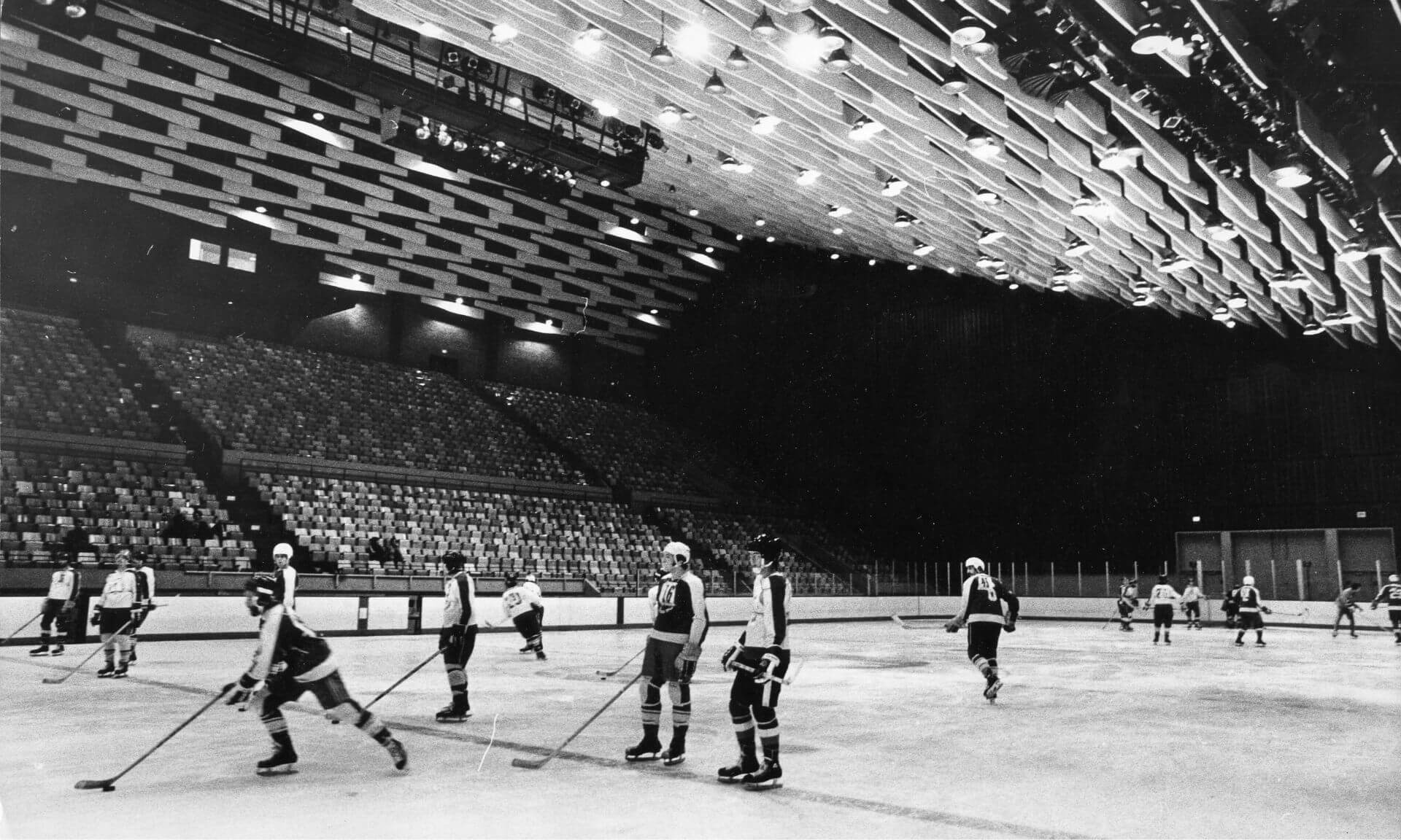 Photographie d’une partie de hockey intérieur au stade d’hiver de l’Université de Montréal, en septembre 1976, à Montréal.