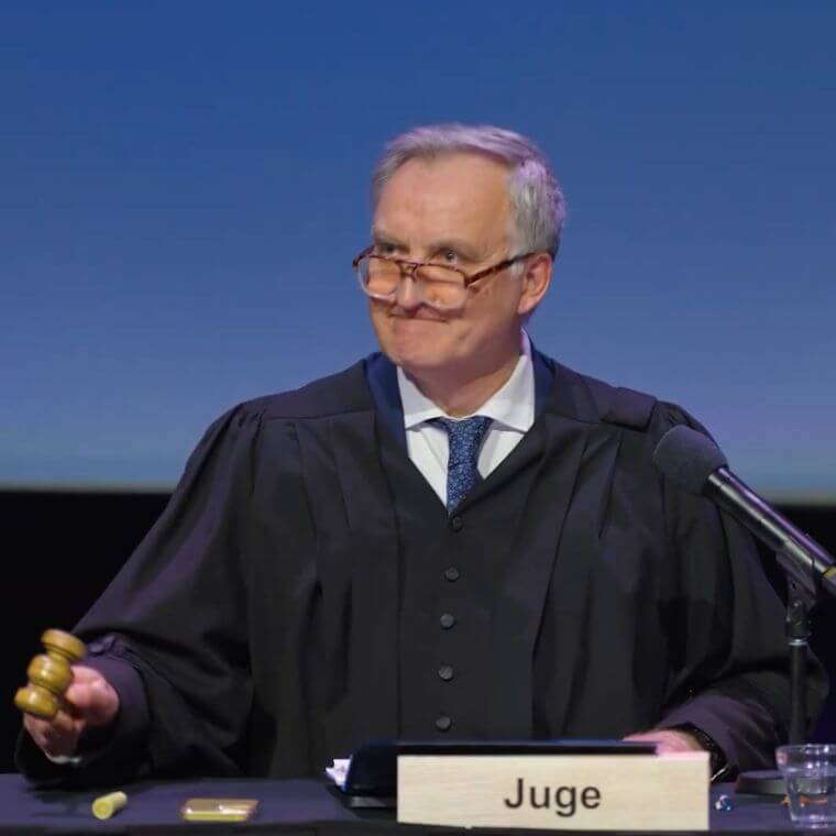 Le professeur de la Faculté de droit de l’UdeM Vincent Gautrais, dans le rôle du juge.