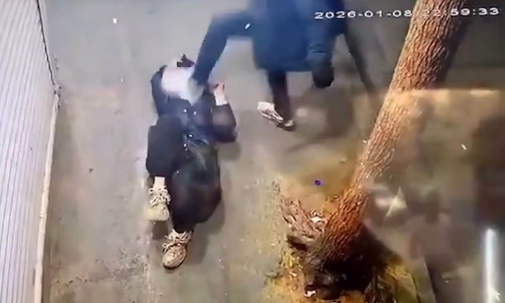 Selon la chercheuse, chaque partage d'une vidéo de femme humiliée peut dénoncer la violence, mais aussi la répéter symboliquement, de sorte que chaque visionnement risque de transformer le corps souffrant en objet de regard.