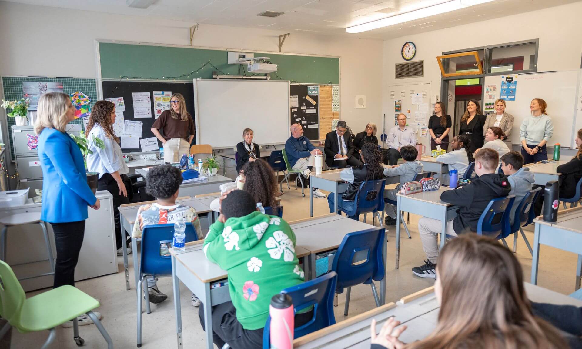La professeure Naomie Fournier Dubé (veste bleue, à gauche) dans la classe de sixième année de l'enseignante Stéphanie Desforges-Cyr à l'école Eurêka du Centre de services scolaire de Laval