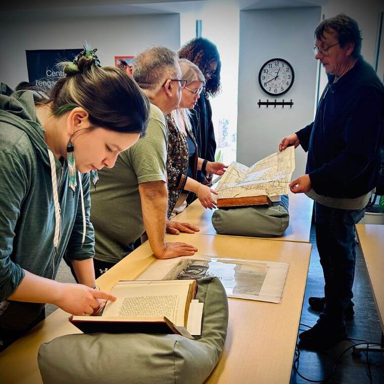 Présentation des livres rares durant l’activité Zines et Premiers Peuples