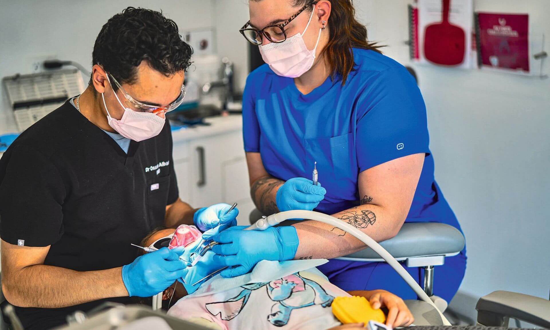 Le dentiste Ossama Albadri et l’assistante dentaire Sabrina Boulanger prodiguent des soins à une jeune patiente. La clinique, dotée d’un équipement ultramoderne, a été conçue pour s’adapter aux besoins des enfants.