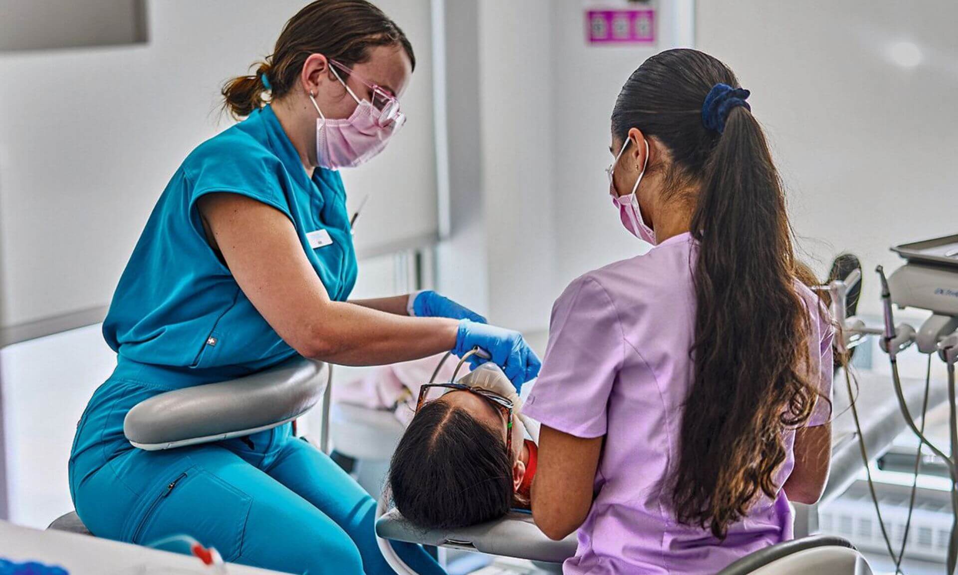 La clinique Sourires Solidaires offre des soins dentaires accessibles et adaptés aux enfants en situation de vulnérabilité.