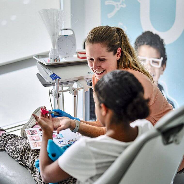 Sourires Solidaires est vue comme un filet de secours pour des cas que personne ne veut prendre en charge – trop complexes pour le privé, pas assez lourds pour l'hôpital – sans que cela se traduise par un soutien récurrent ou une intégration structurelle formelle. La clinique est, selon la formulation retenue dans le mémoire, «utilisée, mais pas reconnue». 