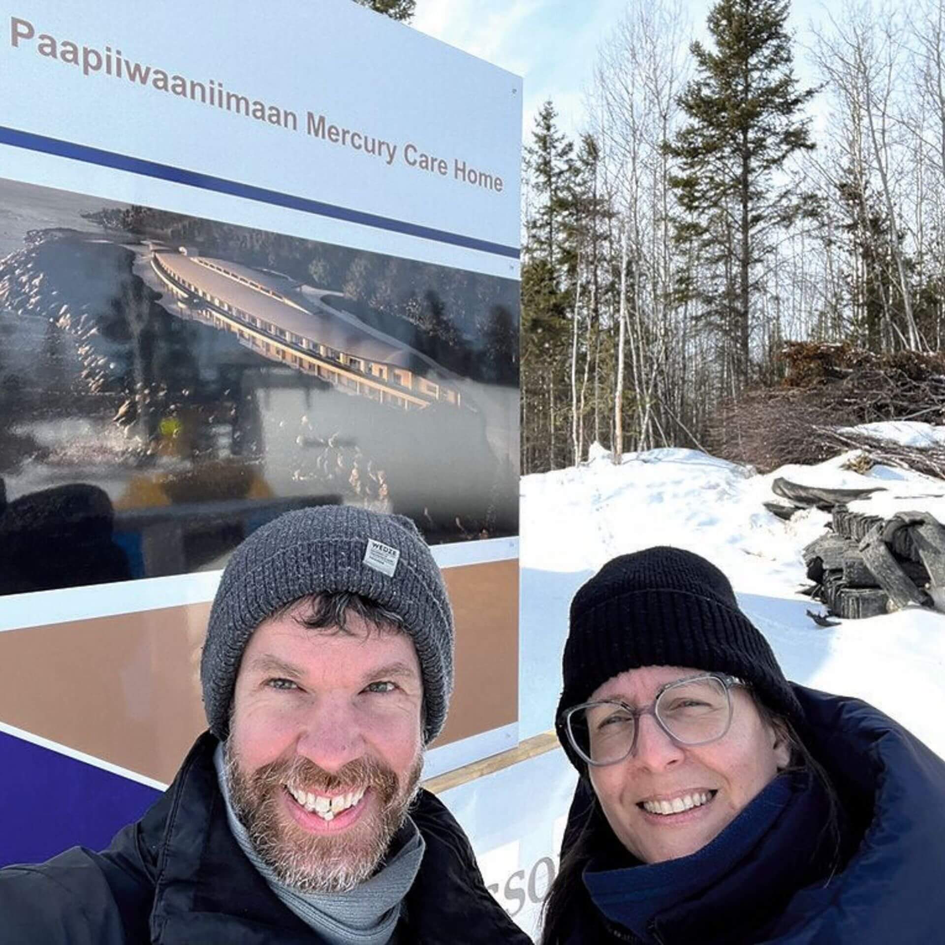 La chercheuse postdoctorale de l’Université McGill Ingrid Osswald avec Joe Nemargut lors d’un séjour à Grassy Narrows en mars 2025.