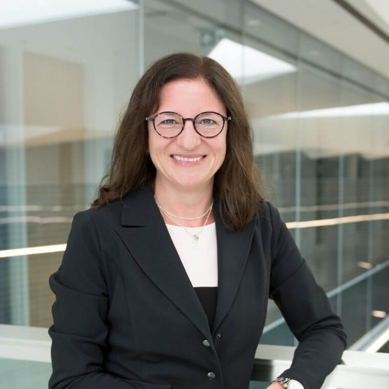Andreea R. Schmitzer, professeure au Département de chimie de l'Université de Montréal
