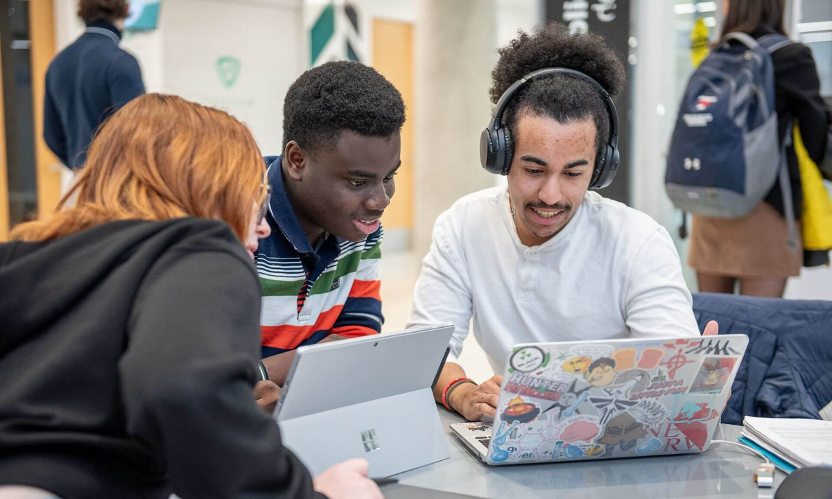 Le programme Millénium Québecor appuie le développement de la culture entrepreneuriale à l’UdeM auprès des communautés enseignante comme étudiante, employée comme diplômée