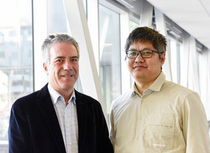 Le Dr Gilles Soulez est à gauche, et son postdoc, Ning Li, est à droite.