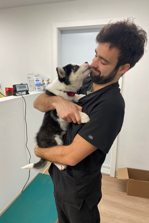 Le Dr Evan Galpin-Lebreau avec un jeune patient.