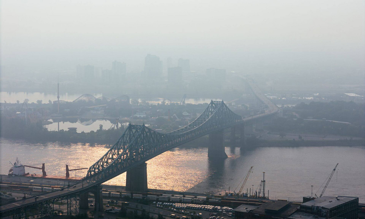 Durant l'été de 2023, 15 millions d’hectares de forêt ont brûlé, propulsant brièvement Montréal au rang des villes les plus polluées au monde. Sur la période 2020-2024, la fumée des incendies de forêt aurait causé en moyenne 1400 décès prématurés par année. 