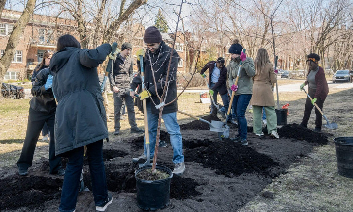 Une cinquantaine de personnes provenant de la communauté de l’UdeM et d’ailleurs se sont réunies à l’occasion de la 5e édition de l’Université d’été en biodiversité. L’évènement a permis de croiser une grande diversité de regards et d’expertises en santé publique, psychologie, écologie urbaine, biodiversité, recherche, verdissement, mobilisation citoyenne et santé planétaire.