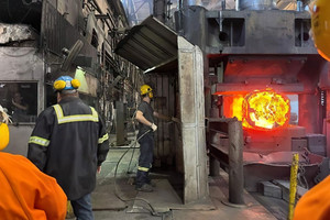 Un presse de 5000 tonnes