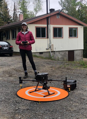 Ariane Roberge va lancer un drone au-dessus de la Station de biologie des Laurentides.