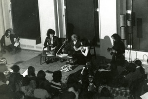 Maryvonne Kendergi avec Robert Charlebois lors d’un Musialogue à l’Université de Montréal, 1972. 1 photographie: épreuve n&b.