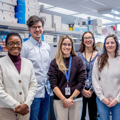 Dr. Simon Grandjean Lapierre’s team is working on the development and validation of new diagnostic tools for tuberculosis. From left to right: public health doctoral student Emmanuelle Ametepe; Simon Grandjean Lapierre; microbiology and infectious diseases residents Lucila Baldassarre and Sophie Lefrançois; Floriane Point, research assistant at the CHUM Research Centre; Hugo Leprohon, resident in microbiology and infectious diseases; and Florence Durocher, physician specializing in microbiology and infectious diseases. Residents Nayla Léveillé (clinical-research program) and Karima Zerrouki (internal medicine) are also part of the laboratory.