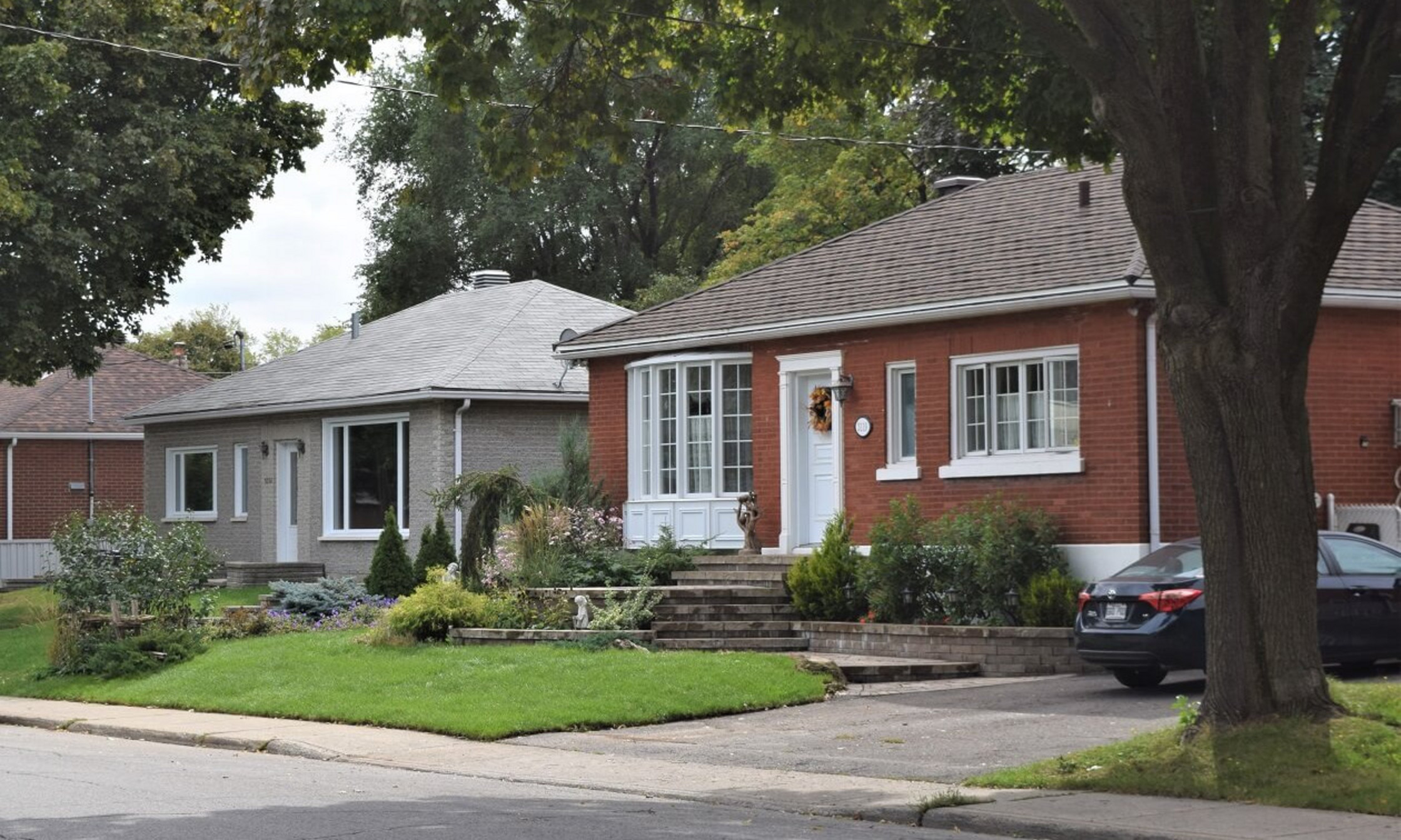 Bungalows en brique des années 1950 situés dans le Village Champlain. Arrondissement d'Hochelaga-Mercier-Maisonneuve. 