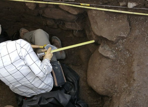 Les fouilles ont aussi permis de dégager dans la partie nord-ouest un alignement de pierres qui pourrait correspondre à l’ancien mur d’enceinte du cimetière.