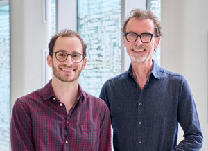 Tomas Paus, à droite, accompagné de Daniel Vosberg, stagiaire postdoctoral et premier auteur de l'article.
