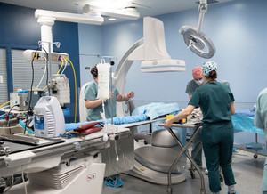 Muni d’une table de fluoroscopie, d’un système d’écrans, d’un système d’anesthésie intégré et d’autres infrastructures, le CEMI sert aussi à former les étudiants en médecine vétérinaire, ainsi que les vétérinaires de partout dans le monde.