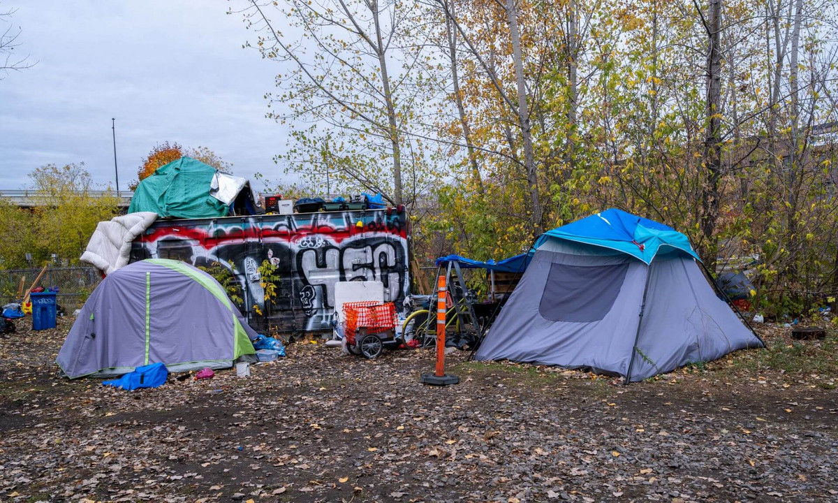 Les campements et leur démantèlement forcé constituent «l'une des violations les plus graves du droit au logement au Canada, selon Sue-Ann MacDonald. Les démantèlements sont toujours justifiés par les mêmes raisons: risque d'incendie, violence, criminalité, mais ce sont des histoires où les gens perdent tout, leurs effets personnels, leurs communautés, leurs lieux d'ancrage et d'appartenance».