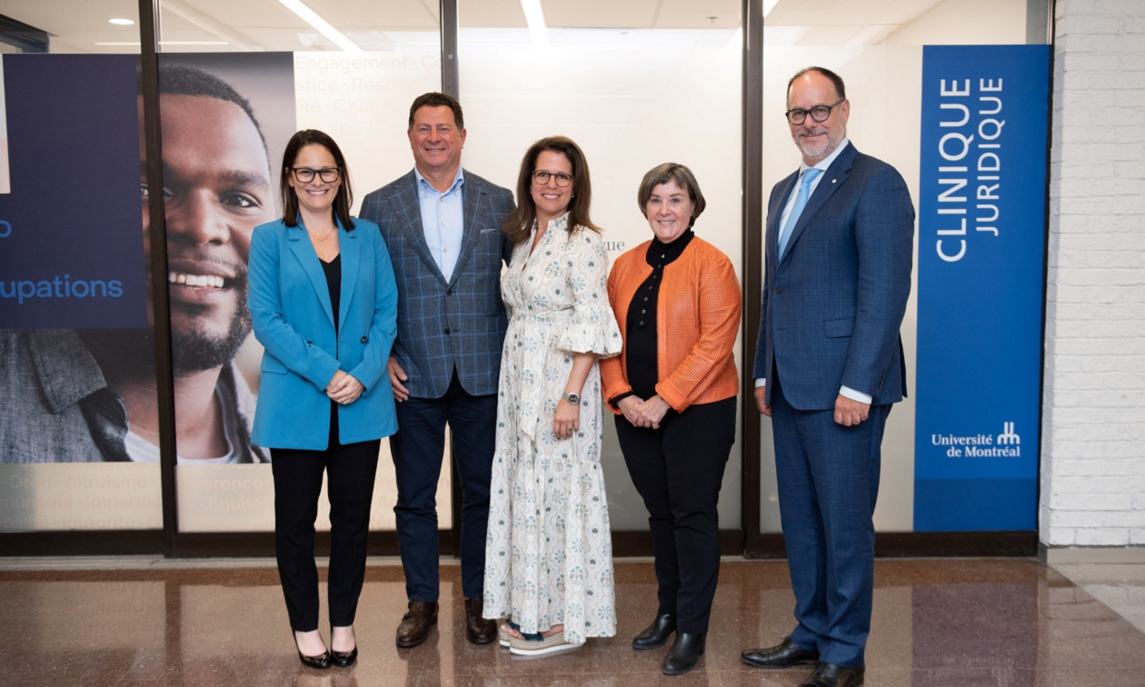 Josée Aspinall, directrice de la Clinique juridique de l’UdeM; Gene Beauchamp, mari de Stephanie Rossy Beauchamp; Stephanie Rossy Beauchamp, de la Fondation Rossy; France Houle, doyenne de la Faculté de droit; et Daniel Jutras, recteur de l’Université.