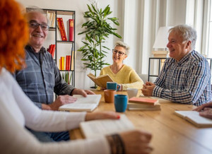 According to Louis Bherer, you should aim for new learning, stimulate rapid decision-making and socialize at least twice a week. “The most important thing is to find activities that you enjoy and vary them occasionally,” he suggests.