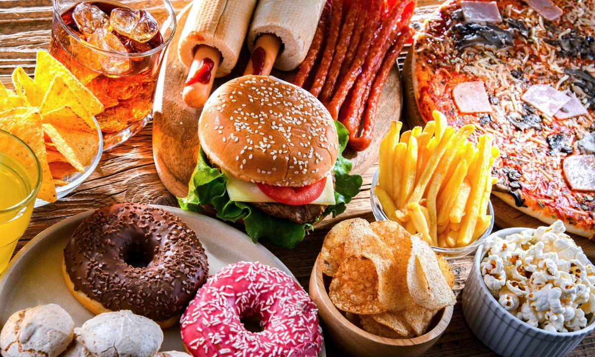 Les aliments ultratransformés sont des formulations industrielles contenant des ingrédients absents de la cuisine maison.