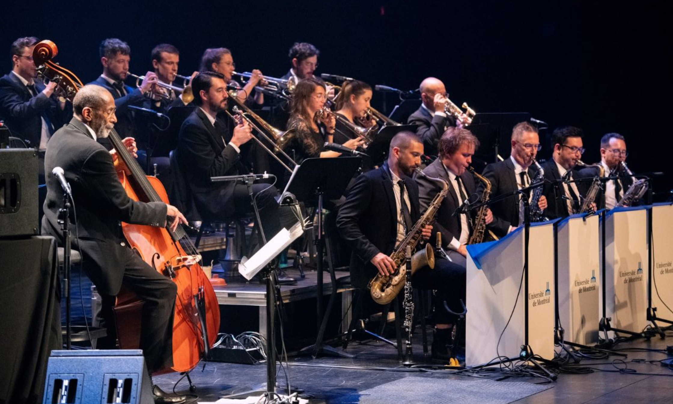 Des musiciennes et musiciens qui ont joué dans le Big Band de l’Université de Montréal en concert aux côtés de Ron Carter.