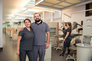 Nicoletta Bizzoco, commis secrétariat dentaire à la Faculté de médecine dentaire et Ricardo Falcon, préposé à la Clinique dentaire