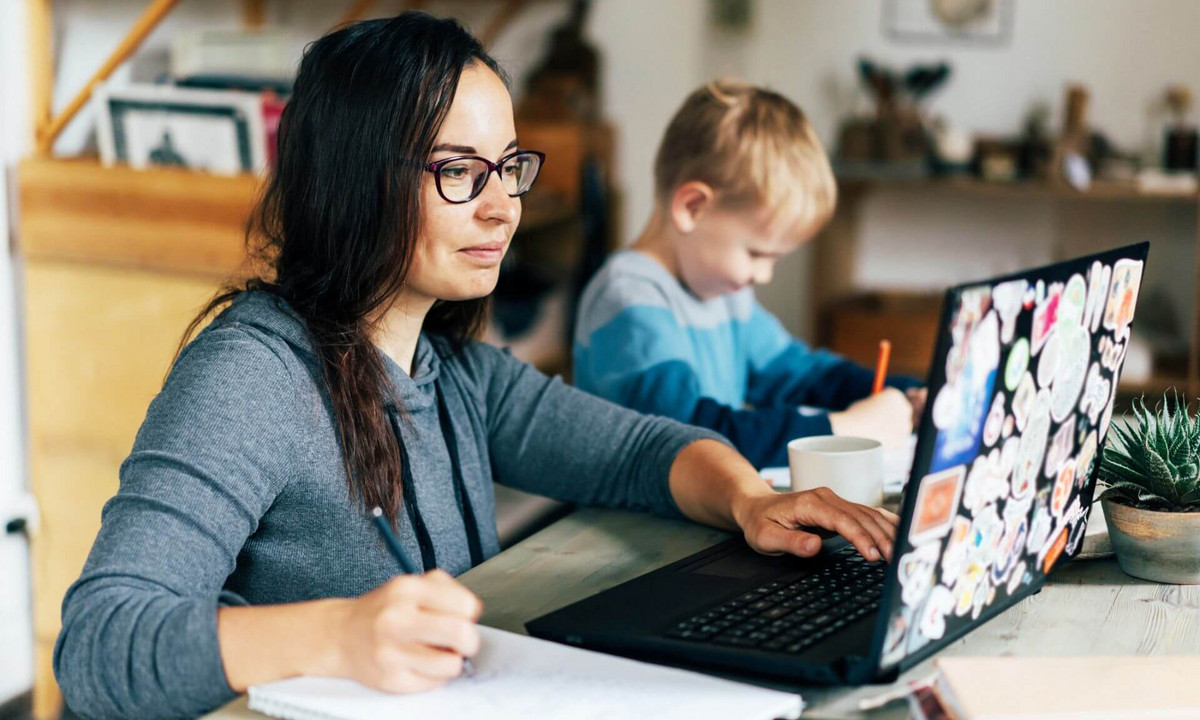Porter à la fois le rôle de parent et celui d’étudiant est un défi que relèvent plusieurs membres de la communauté étudiante de l’Université de Montréal.
