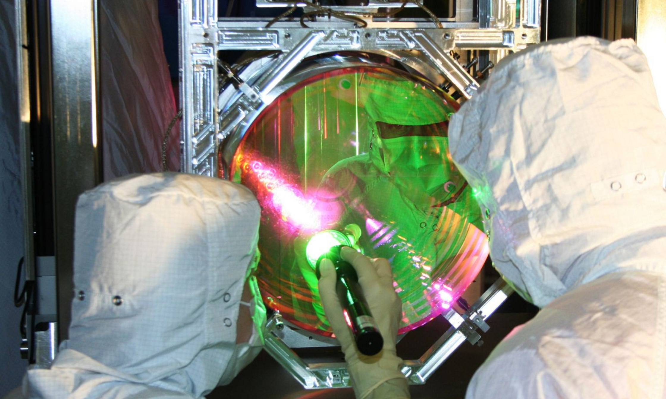 Cette photo d'un miroir de LIGO exemplifie bien le lien entre la détection des ondes gravitationnelles et la recherche sur les couches minces réflectrices des miroirs à laquelle nous contribuons.