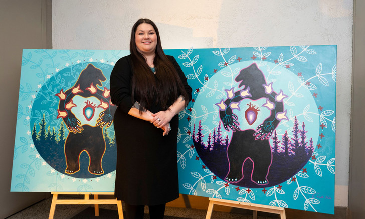La nouvelle œuvre de l’artiste atikamekw Eruoma Awashish, dévoilé le 12 mars dernier, est exposée dans l’entrée du pavillon 2101, boulevard Édouard-Montpetit. Elle vise à célébrer et à mettre en valeur les cultures autochtones tout en offrant un lieu d’expression aux étudiantes et étudiants issus des Premiers Peuples à l’UdeM.