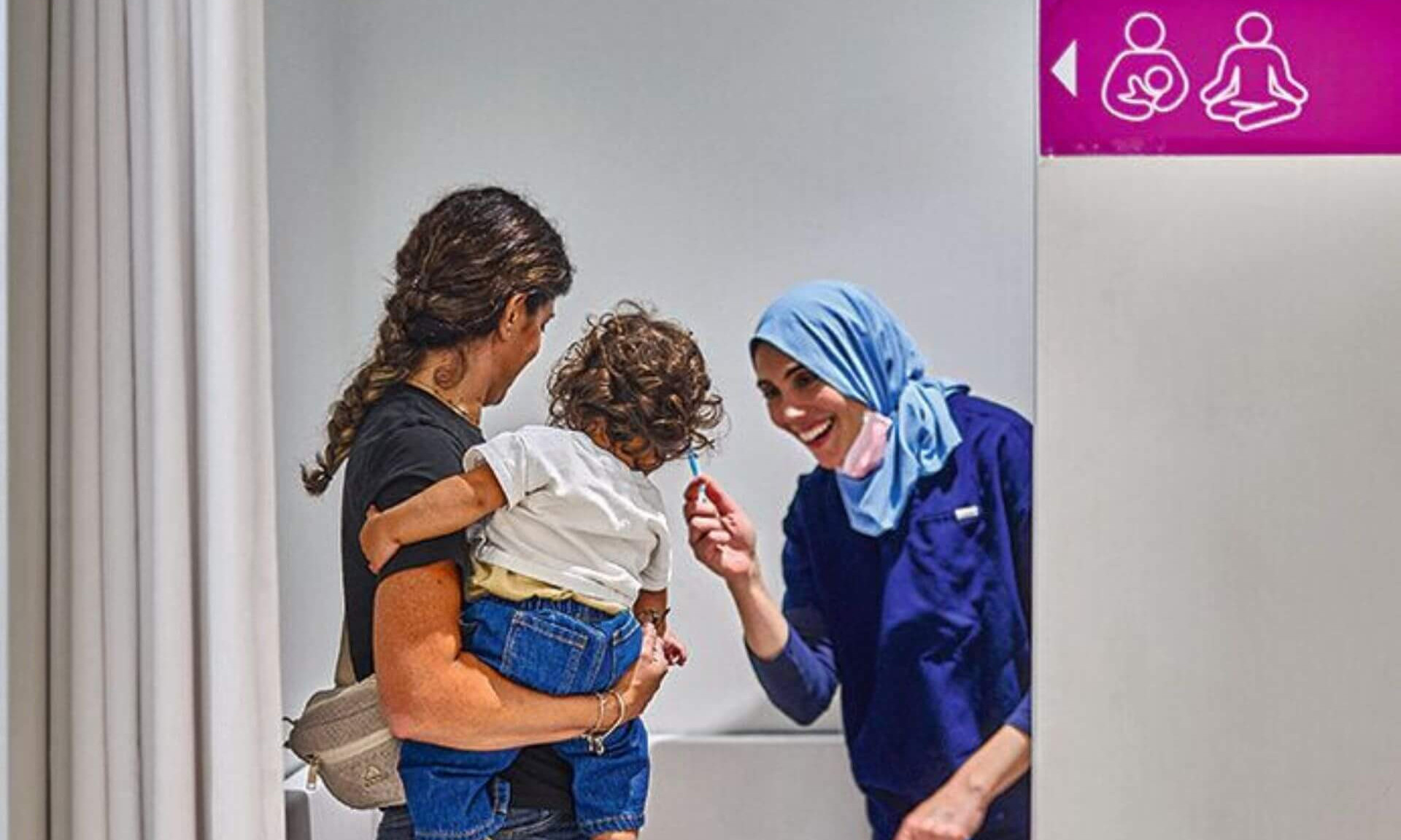 Une femme et son enfant avec la Dre Tasnim Alami-Laroussi.