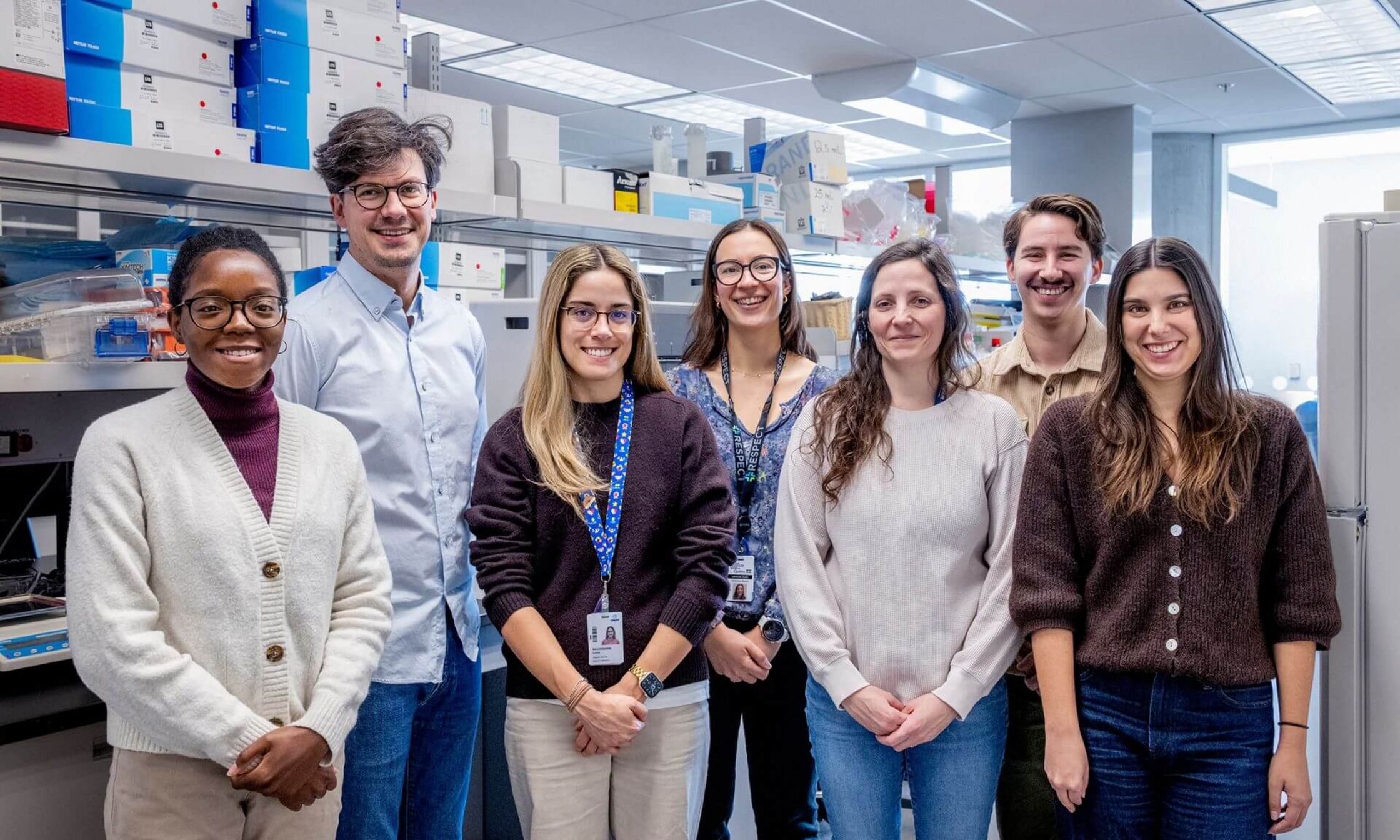 Dr. Simon Grandjean Lapierre’s team is working on the development and validation of new diagnostic tools for tuberculosis. From left to right: public health doctoral student Emmanuelle Ametepe; Simon Grandjean Lapierre; microbiology and infectious diseases residents Lucila Baldassarre and Sophie Lefrançois; Floriane Point, research assistant at the CHUM Research Centre; Hugo Leprohon, resident in microbiology and infectious diseases; and Florence Durocher, physician specializing in microbiology and infectious diseases. Residents Nayla Léveillé (clinical-research program) and Karima Zerrouki (internal medicine) are also part of the laboratory.