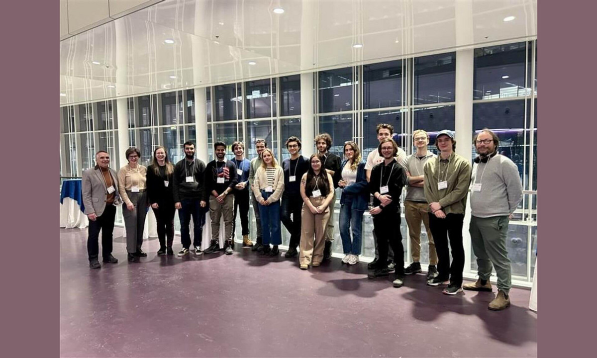 La première cohorte étudiante de l'Académie en 2025, entourée de membres de la direction