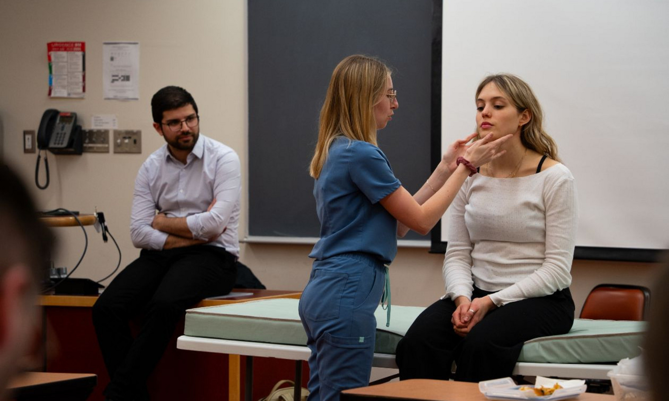 Atelier de gastro-entérologie, en février 2024, avec le Dr Baalbaki, résident en médecine interne, la Dre Désilets, résidente en hématologie-oncologie et Léa Melançon, étudiante en médecine et responsable des ateliers d'examen physique au CDM.